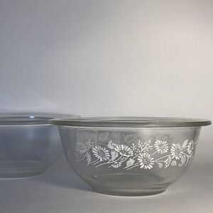 Lot of 2 Vintage Pyrex 7" Mixing Bowls – Colonial Mist Daisy Pattern & Clear